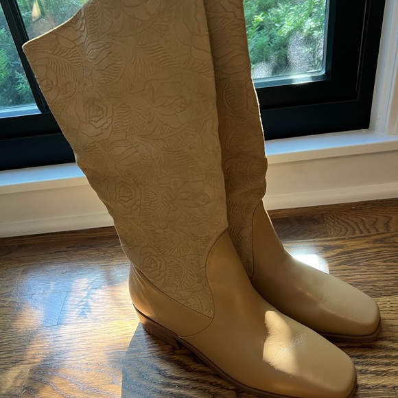 Markon size 8 leather/suede upper boho rose embossed suela boots. Never worn. - Picture 4 of 6